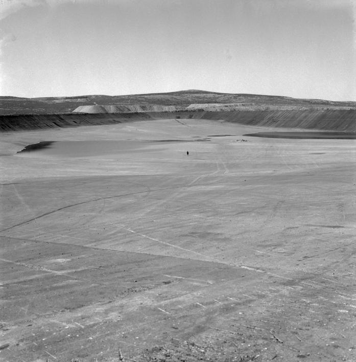 Velika taložnica gledano iz sjeveroistočnog ugla; u centru čovjek zbog odvoza. Površinski kop - pozadina