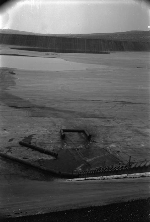 Kao broj fotografije 184. Na podu šuplja cijev koja će biti lancem pričvršćena uz ogradu i spriječavati otjecanje otpadaka sa površine