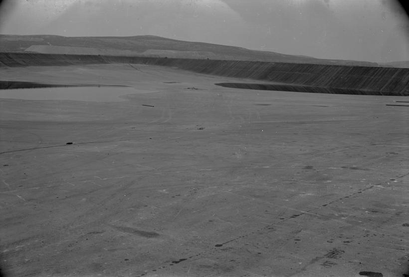 Velika taložnica jugozapadni ugao; u pozadini ostaci površinskih kopova