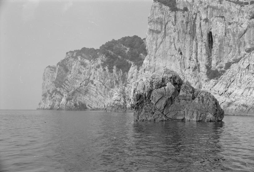 Klifovi - vanjska strana jugozapadnog dijela Dugog otoka - hrid