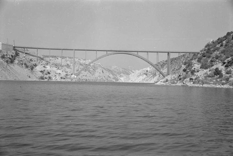 Ždrilo, svjetionik s desne strane prema izlazu u Velebitski kanal