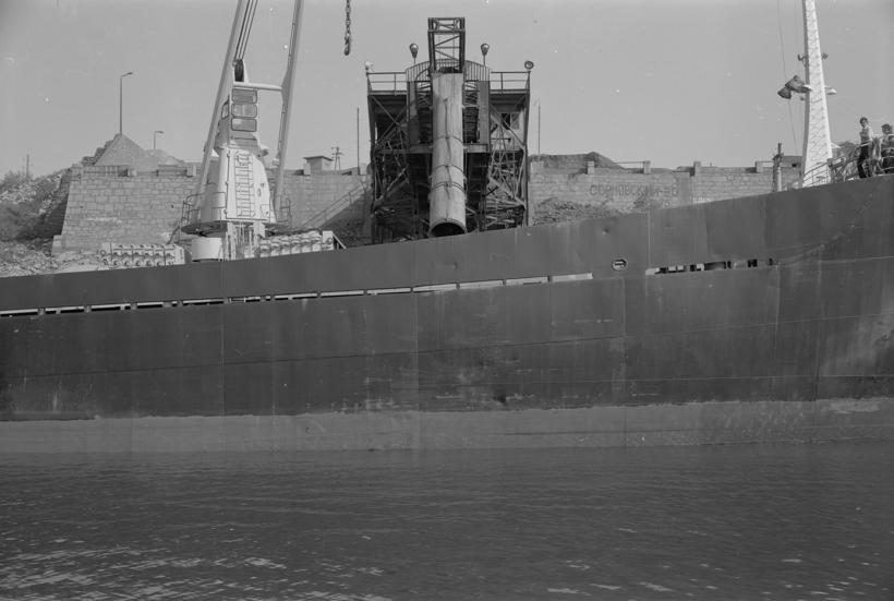 Ruski brod čeka na utovar u luci