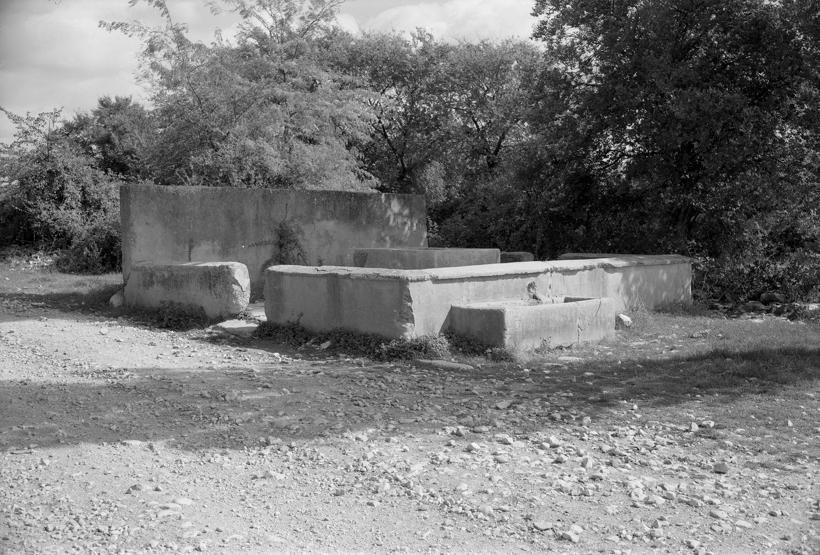 Škarin donji; pojilište i bunar bočno