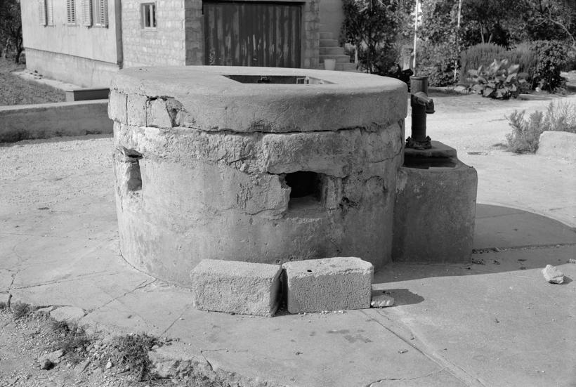 Istočni bunar; istočno od PTT (pošte)