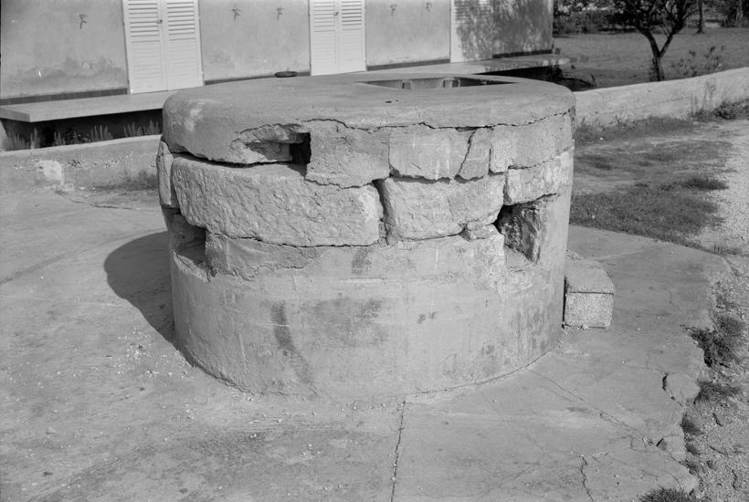 Istočni bunar; istočno od PTT (pošte)