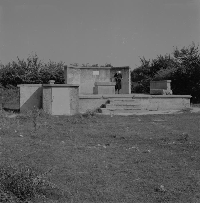 Higijenski zavod; žena u crnom