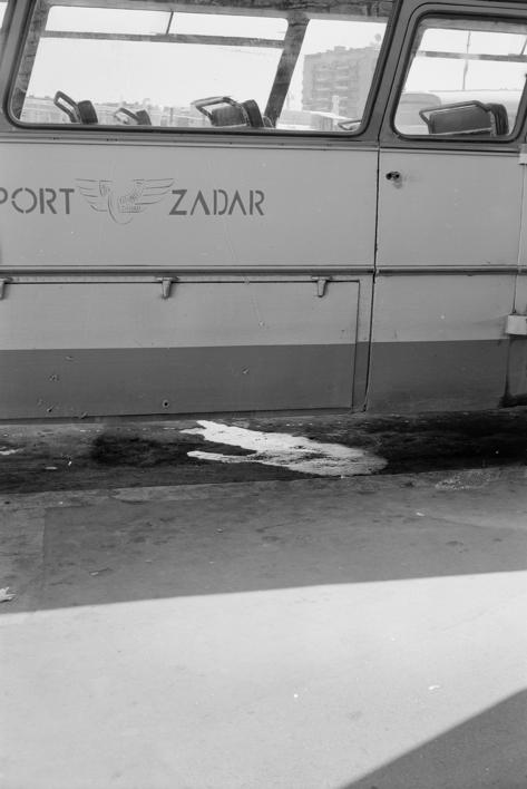 Lokalna autobusna stanica. Ulje na asfaltu